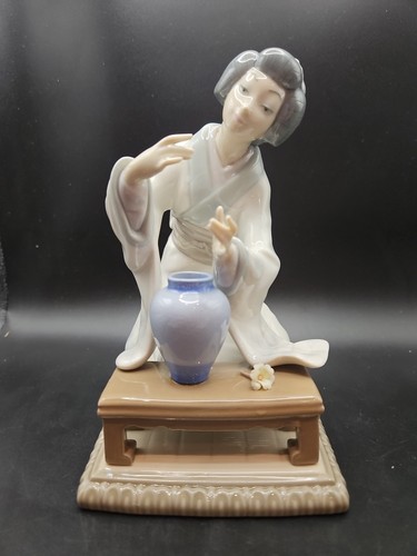 Lladro figurine made spain - in,