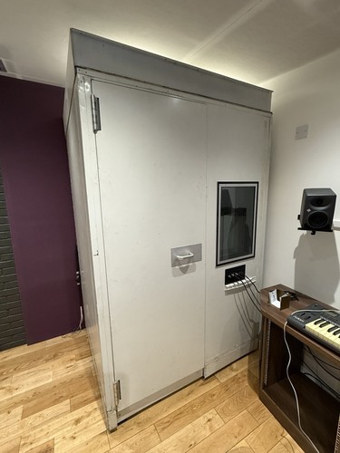 Audiometric voice booth for - /,