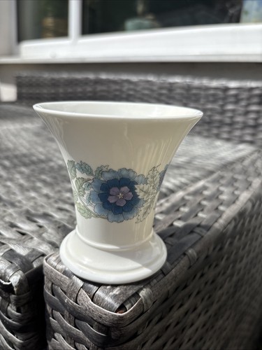 Wedgwood clementine pose - wedgwood, vase