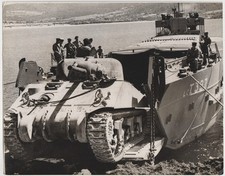 WW2 Press Photo Sherman Tank Backing On To An LCT During Exercises 1943 #W15