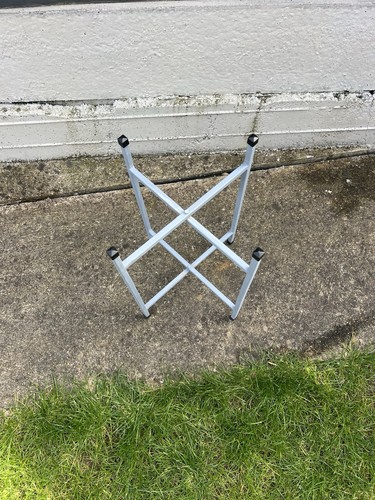 Bricklayer stands wery light - wery,