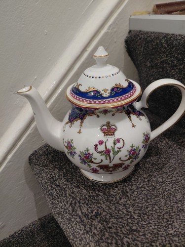 Queen victoria tea pot england - queen,