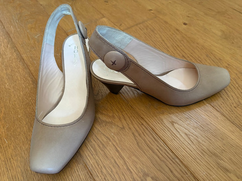 Nwot size hobbs - size, beige