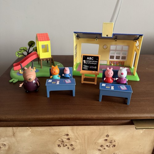 Peppa pig school classroom - pig,