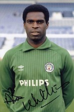 Modern HAND SIGNED 6x4 Photo : MANCHESTER CITY 1983 ALEX WILLIAMS (909)