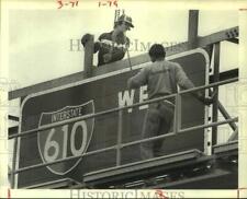 1981 Press Photo Workers Maneuver Highway Sign, Loop 610 South, Houston, Texas