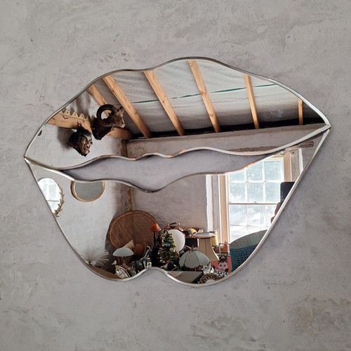 Big lips mirror