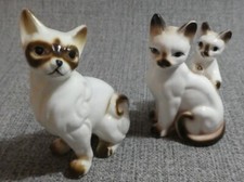 2 PORCELAIN SIAMESE FIGURINES MALE CAT FEMALE CAT WITH KITTEN