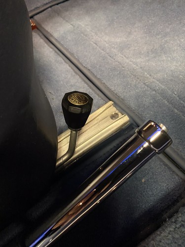 Leveroll seat knob with - with, domed