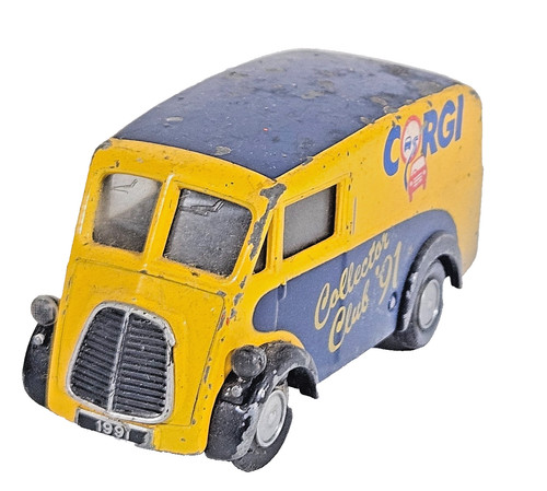 Corgi morris van yellow - j, a