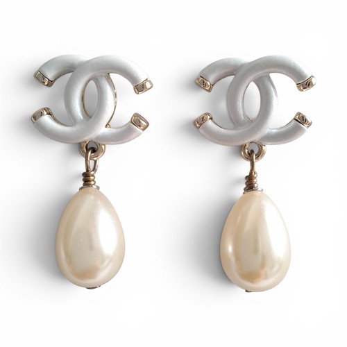 Chanel white logo pearl - white,