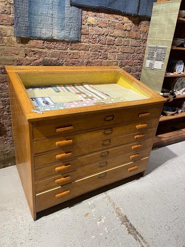 Beautiful vintage display case - beautiful,