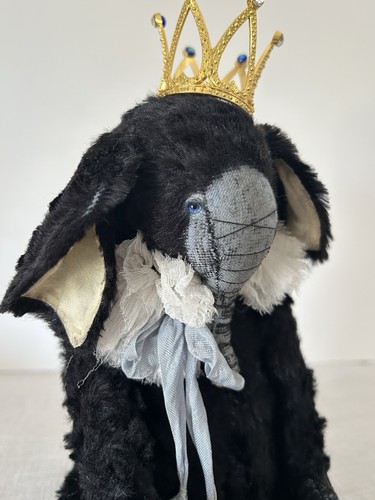 Black ellie artist - black,