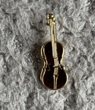 Violin badge. Metal.