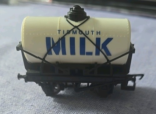 Hornby tidmouth milk tanker - tidmouth,