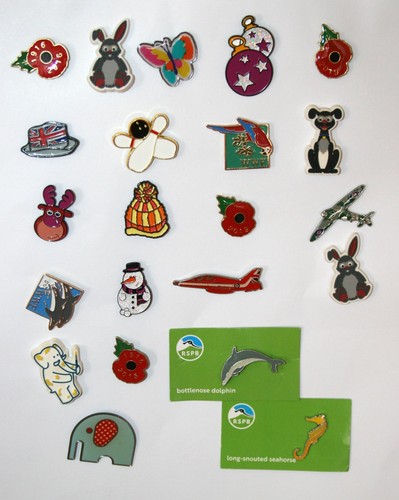 Job lot pin badges xmas - pin,