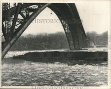 1951 Press Photo Loose Barge