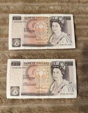 ENGLAND: 2 x 10 English Pound Banknotes with Consecutive Serial Numbers.