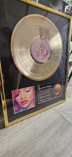 Rhianna gold disc display - gold,