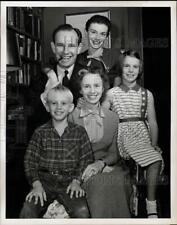 1954 Press Photo Radio Show Actors Hume Carony, Jessica Tandy & Family