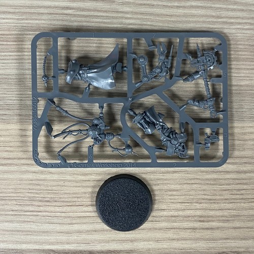 Adeptus mechanicus tech priest - adeptus,