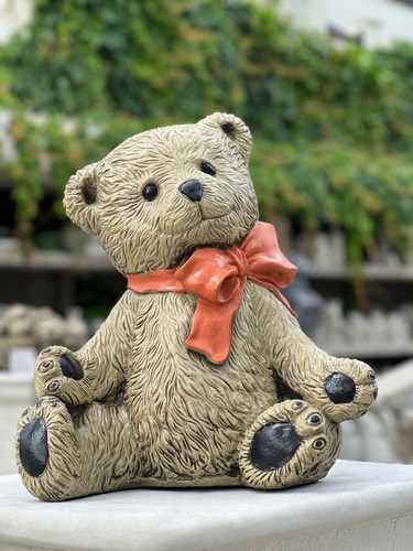 Teddy bear sculpture - , concrete
