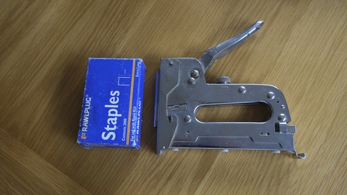 Staple gun with - , box