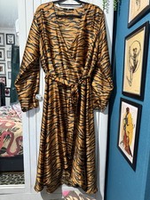 V VERY WRAP MIDI DRESS TIGER