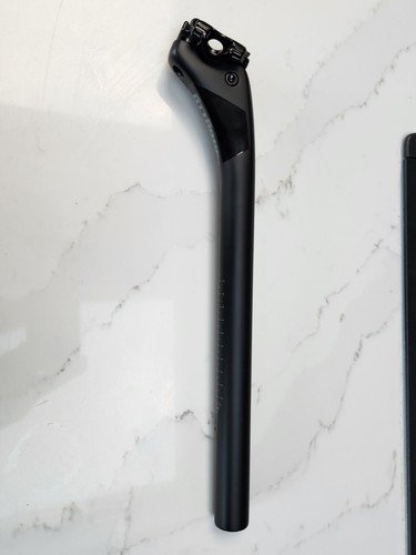Attaque carbon fibre seatpost - fibre,