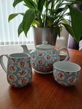Teapot, milk jug and sugar