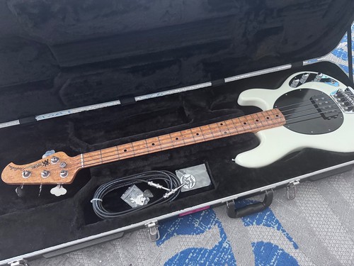 Ernie ball classic stingray - ernie,