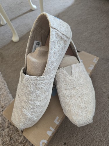 Bnib ladies toms daisy - bnib,