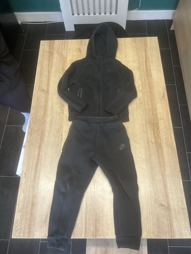 Boys black nike tech - black,