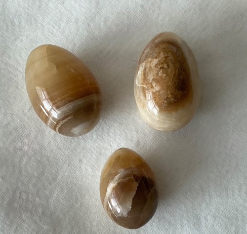 Three polished onyx marble - or,