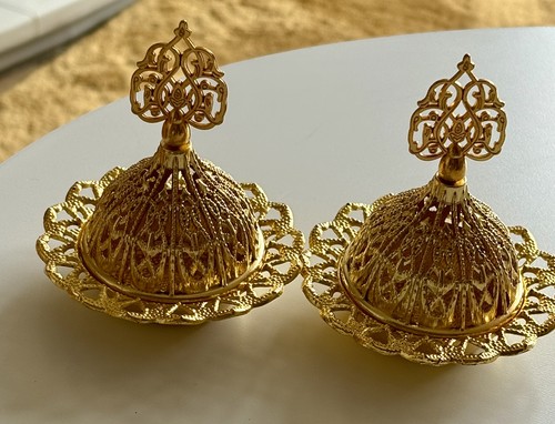 Pair small gold metal - of,