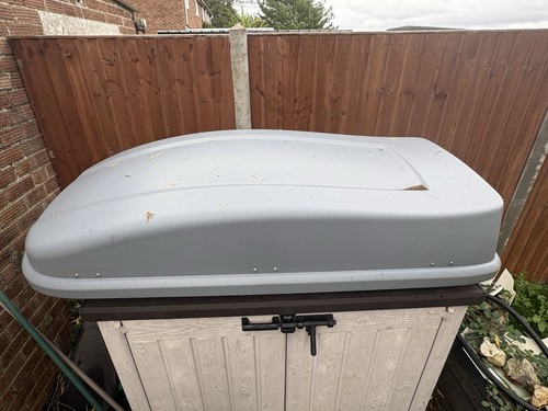 Roof box and - box, mounting