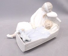 Vtg LLADRO NAO Spanish Porcelain 'The Cradle' Mother Asleep w/ Baby Figure -SB3