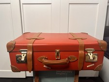 Globe trotter red suitcase - red,