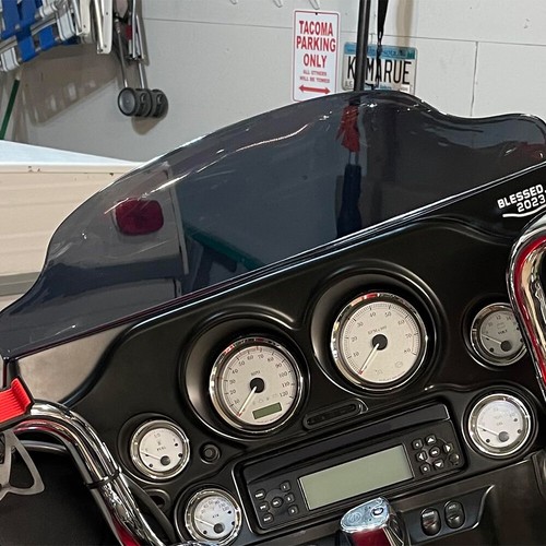 Black wave windshield - black,