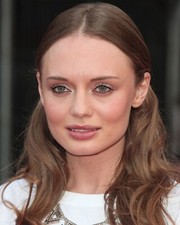 SEXY LAURA HADDOCK 8x10 PHOTO