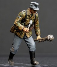 1/35 WW2 Late German Infantry Camo Jacket Panzerfaust - Built and Painted