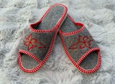 Women’s Felt Slippers In Butterfly Style With Beautiful Pattern And Open Toes.