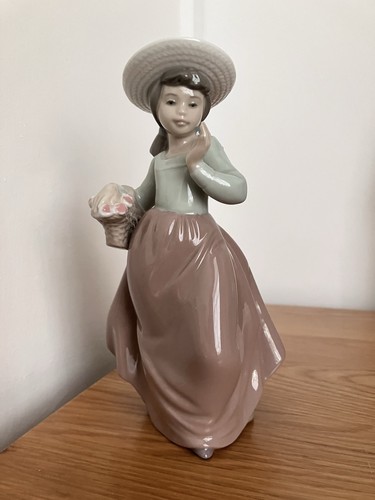 Lladro girl with pink dress - lladro,