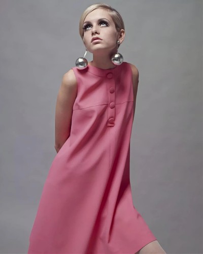 Twiggy in 20 x 25 - 8,