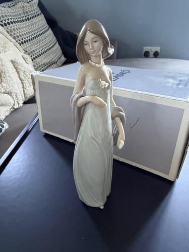 Lladró porcelain ingenue - porcelain,