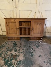 Wall-mounted solid pine plate