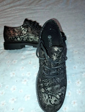 NWOT- LIGHTWEIGHT LACE UP