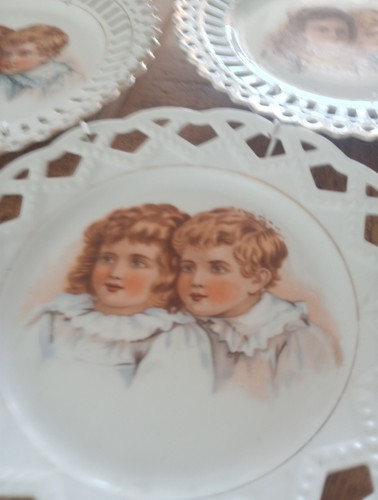 Three ribbon plates - three,