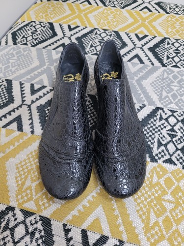 Euc black reiker block heel - black,