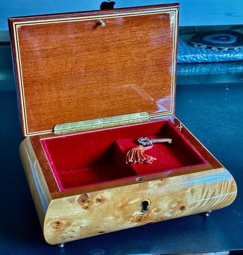 Reuge jewelry music box made - /,